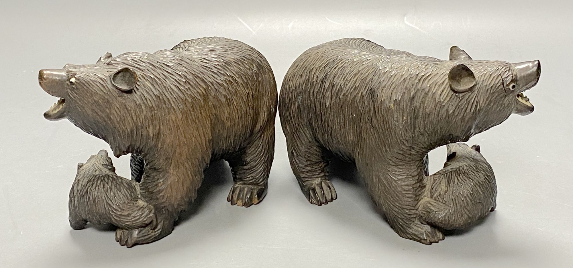 A pair of Black Forest bear groups, length 18cm